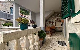 Apartment Simon - Old Stone Charm, Central Bol Life